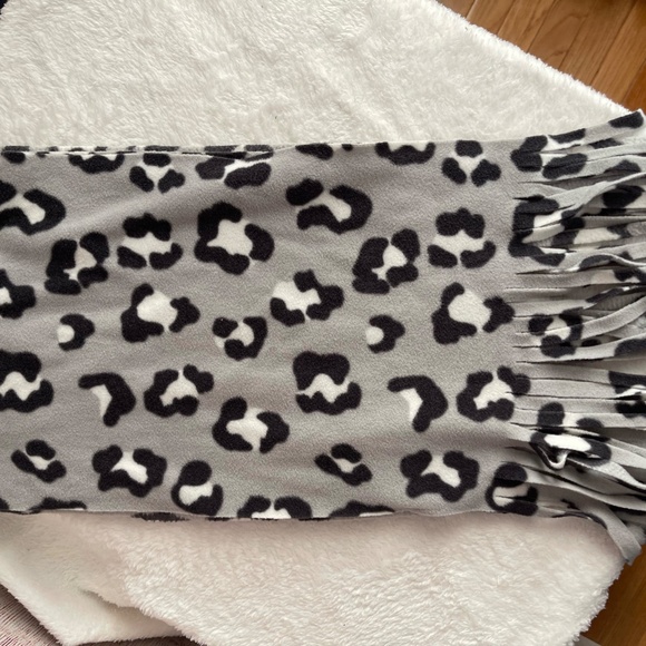 Old Navy Leopard Fleece Scarf - Picture 3 of 3